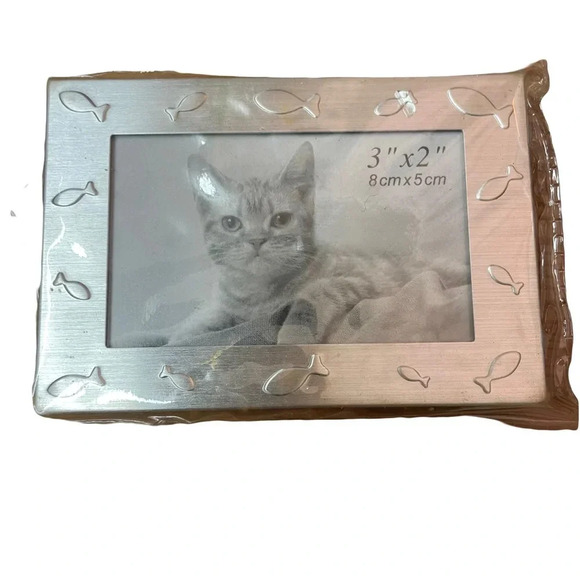 Cat lovers !!! Cat frame 3” X 2” (8cm X 5cm) silver with fish design - Picture 1 of 3